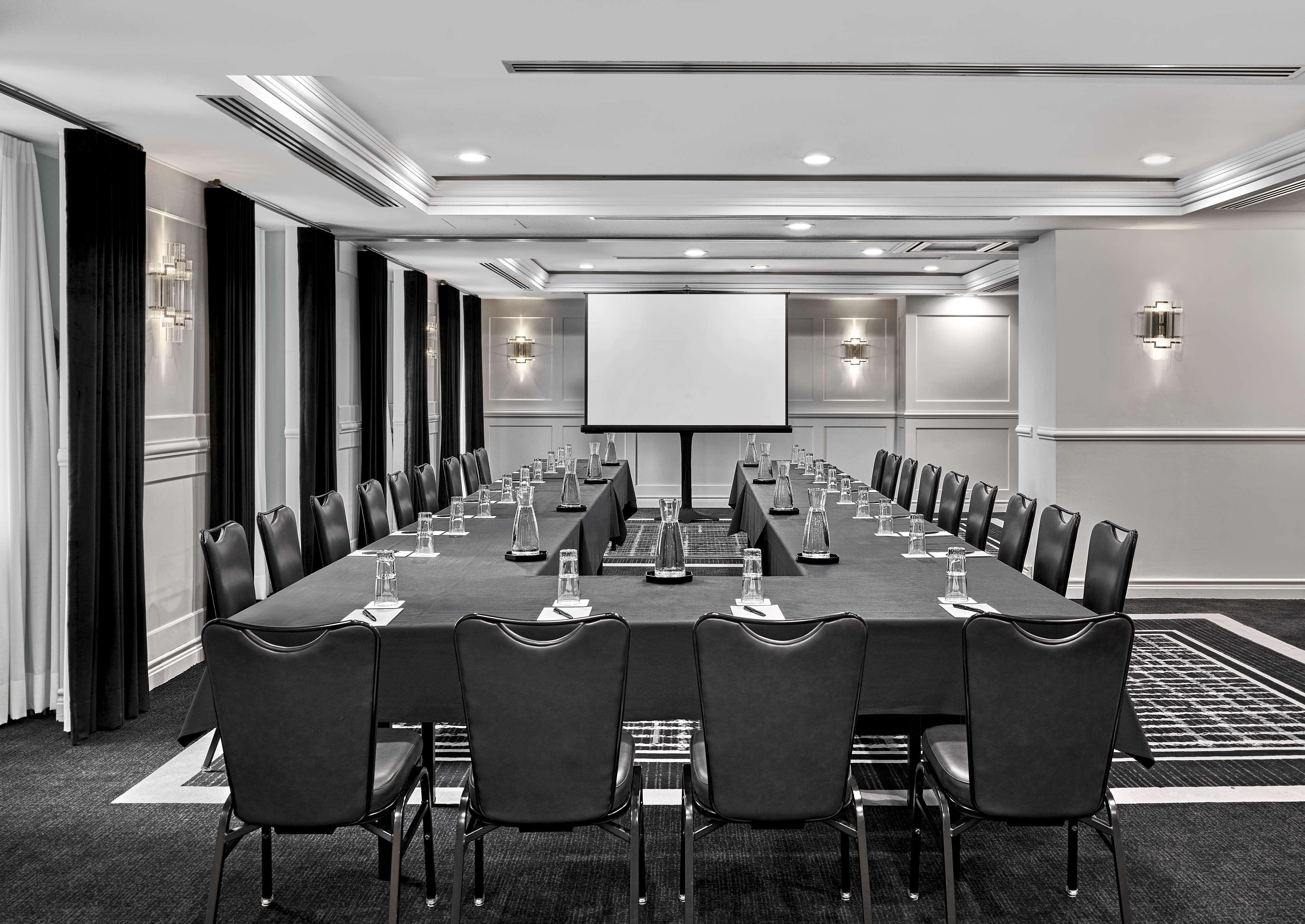 Vogue Downtown, Curio Collection By Hilton 5* Montréal