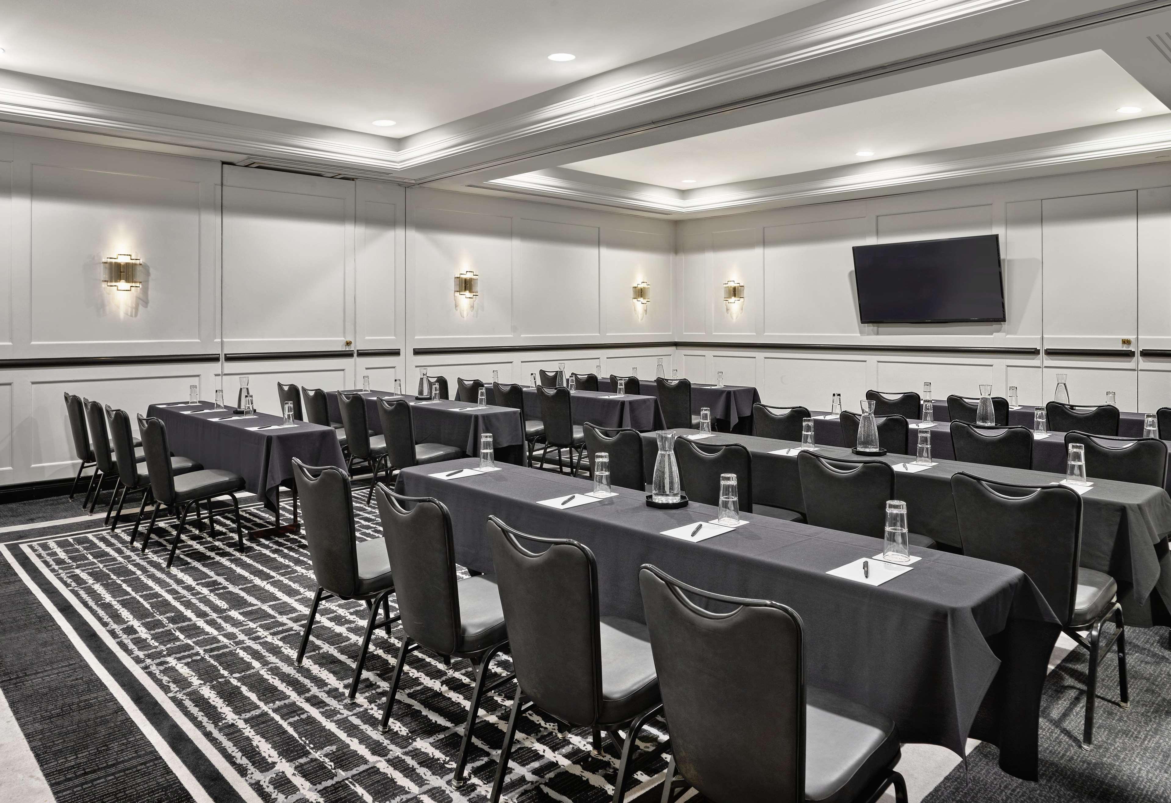 Vogue Downtown, Curio Collection By Hilton Montréal