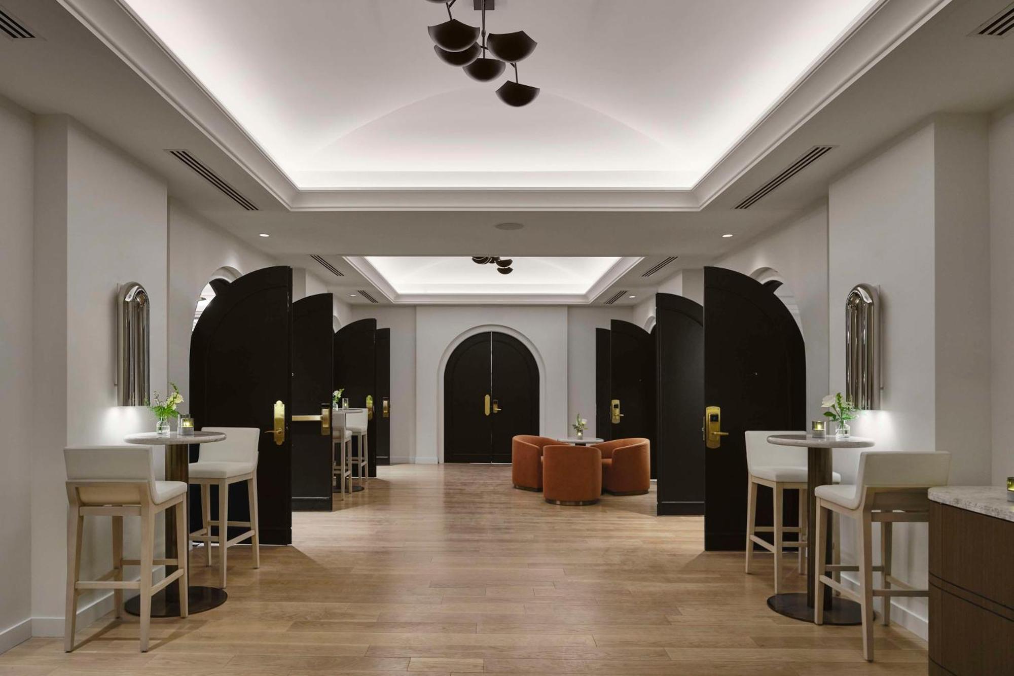 Hotel Vogue Downtown, Curio Collection By Hilton 5*