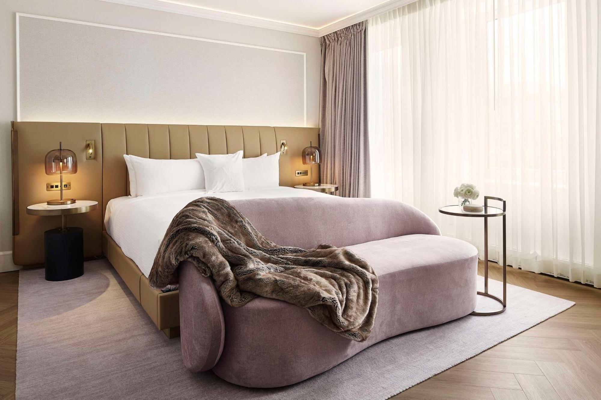 Vogue Downtown, Curio Collection By Hilton Montréal