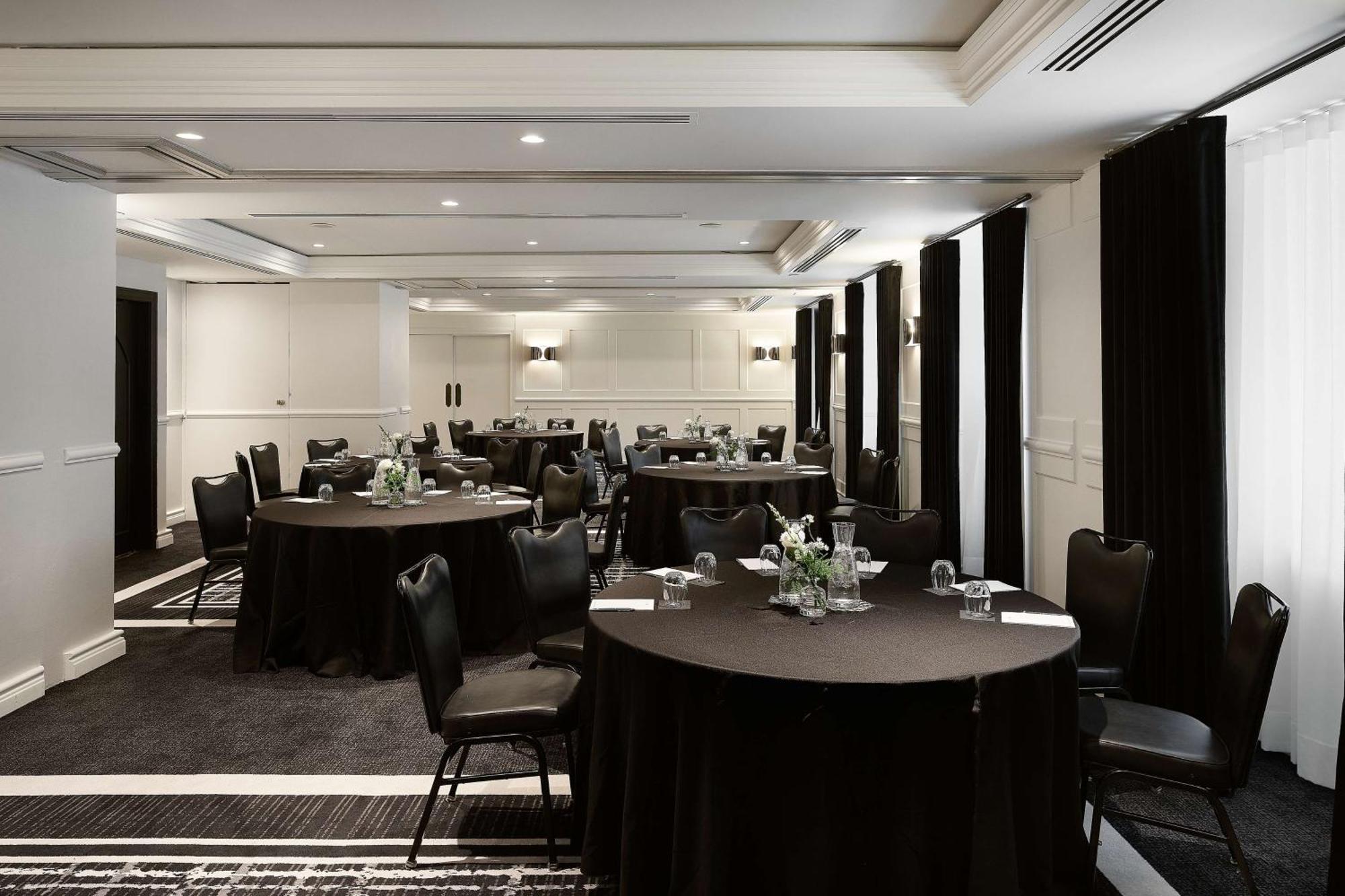 Vogue Downtown, Curio Collection By Hilton Montréal