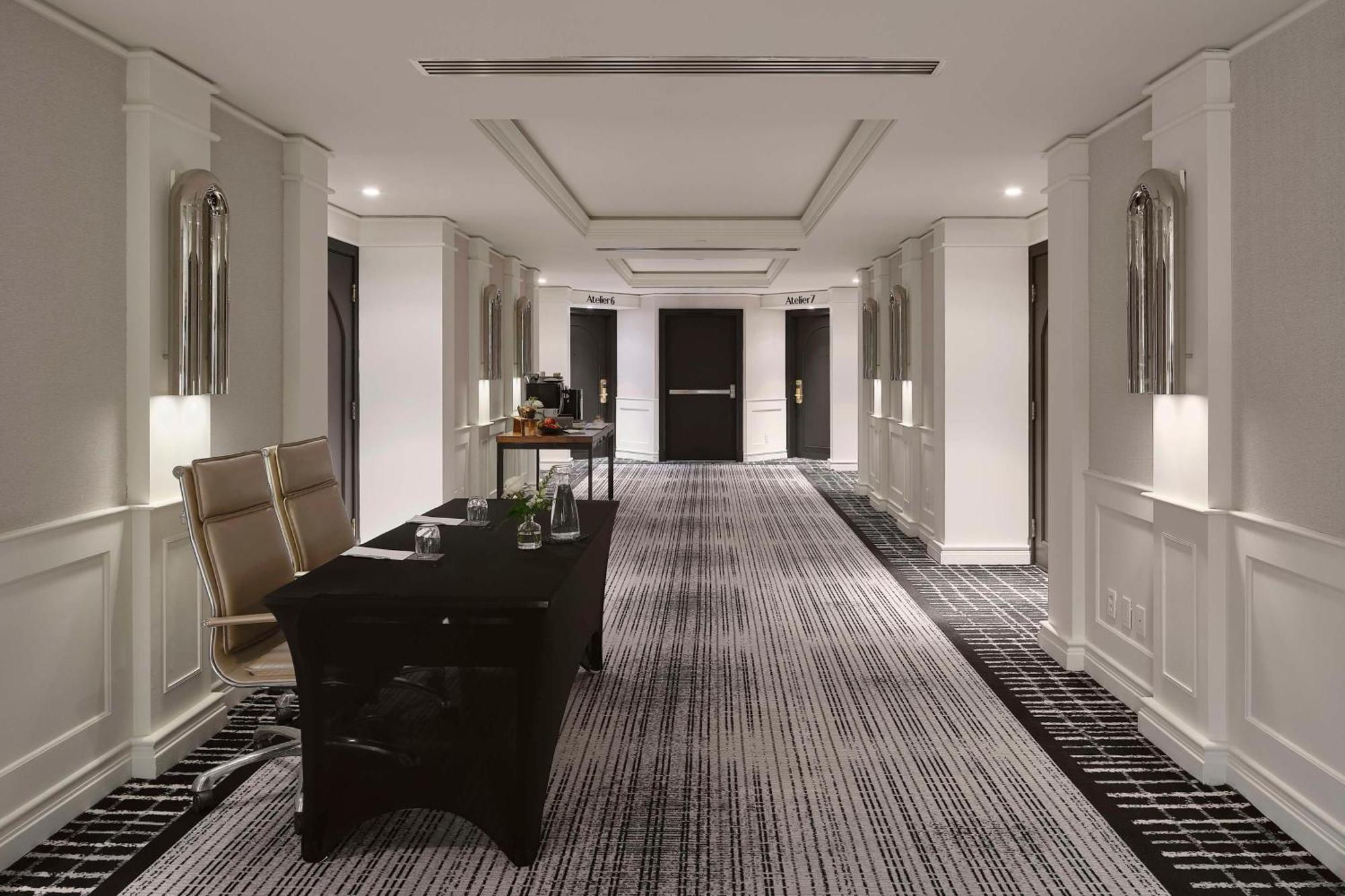 Vogue Downtown, Curio Collection By Hilton Hotel Montréal