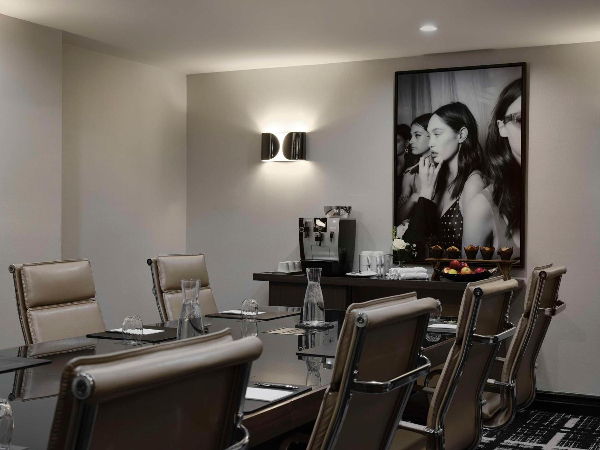 Vogue Downtown, Curio Collection By Hilton Hotel 5*