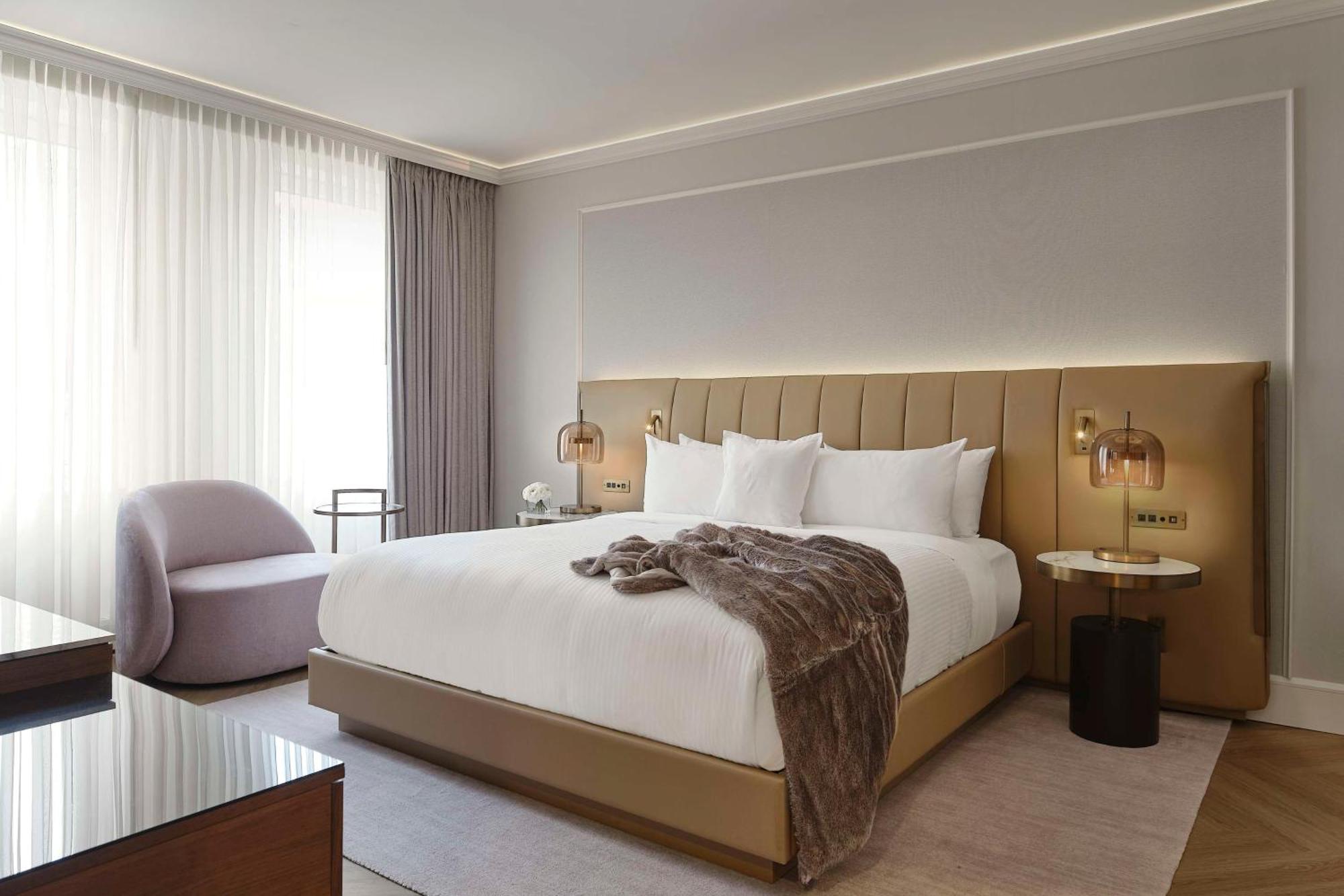 Vogue Downtown, Curio Collection By Hilton Montréal
